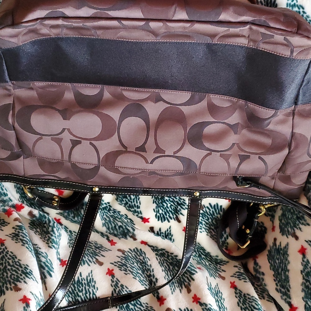 Beautiful Coach Diaper bag, I used it for a short time as a briefcase. - Picture 4 of 4